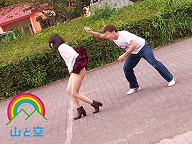 突然のスカートめくり盗撮され生ハメ中出し許すパンチラ人妻18名300分　サンプル画像08